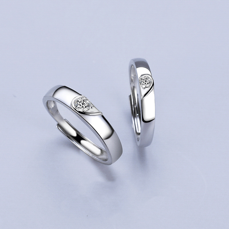 Un paio di anelli di coppia d'amore con nome personalizzato